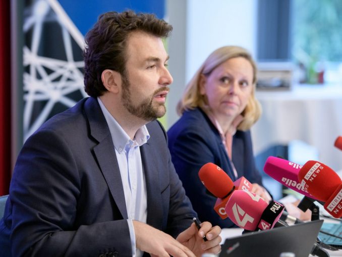 Maximilian Schubert, ISPA-Generalsekretär und Präsident der EuroISPA und Barbara Schloßbauer, Projektleiterin der Stopline. (c) ISPA/APA-Fotoservice/Hörmandinger