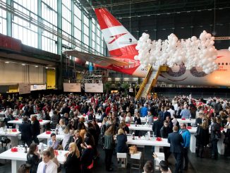 Mit Standscannern in Flughafen-Optik wurden bei der 60-Jahr-Feier von Austrian Airlines insgesamt 2.500 hochkarätige Gäste eingecheckt © Austrian Airlines