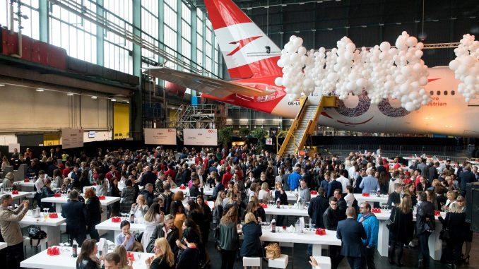 Mit Standscannern in Flughafen-Optik wurden bei der 60-Jahr-Feier von Austrian Airlines insgesamt 2.500 hochkarätige Gäste eingecheckt © Austrian Airlines