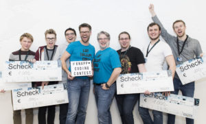 KNAPP Personalleiter Ingo Spörk und Mario Löfler, Produktmanager bei KNAPP, mit den strahlenden Gewinnern des Coding Contest 2018 (c) KNAPP AG