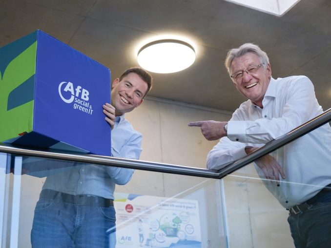 AfB-Gründer Paul Cvilak (rechts; links sein Nachfolger Daniel Büchle) bleibt nach seinem Rückzug aus der Geschäftsführung weiterhin Vorstandsvorsitzender der Holding i500 gAG. (c) AfB Group