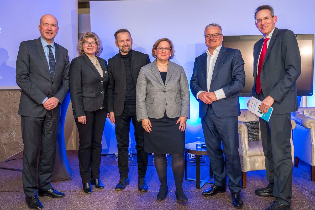 Trendforscher Franz Kühmayer, Doris Palz (Great Place to Work), Rudi Bauer (WeAreDevelopers), Silvia Hruška-Frank (AK), Hans Greiner (Cisco Österreich ) und FH-Professor und Fachautor Michael Bartz. (c) Cisco Österreich