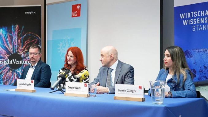 von links nach rechts: Thomas Monz (Geschäftsführer der AQT GmbH), Landesrätin Cornelia Hagele, Gregor Weihs (Vizerektor der Universität Innsbruck) und Jasmin Güngör (Geschäftsführerin von Onsight Ventures). (c) Land Tirol / Hörmann
