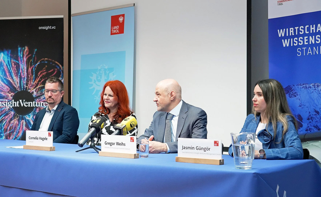 von links nach rechts: Thomas Monz (Geschäftsführer der AQT GmbH), Landesrätin Cornelia Hagele, Gregor Weihs (Vizerektor der Universität Innsbruck) und Jasmin Güngör (Geschäftsführerin von Onsight Ventures). (c) Land Tirol / Hörmann