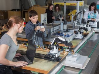 Leona (16) und Luis (14) arbeiten vorne an der Modell-Fertigungsstraße des TGM, einer echten Mini-Fabrik. Hinten werken Paula, Jakob und Carmen. (c) TGM – Hetzmannseder