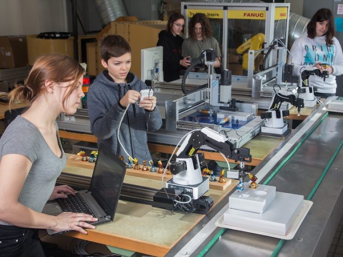 Leona (16) und Luis (14) arbeiten vorne an der Modell-Fertigungsstraße des TGM, einer echten Mini-Fabrik. Hinten werken Paula, Jakob und Carmen. (c) TGM – Hetzmannseder