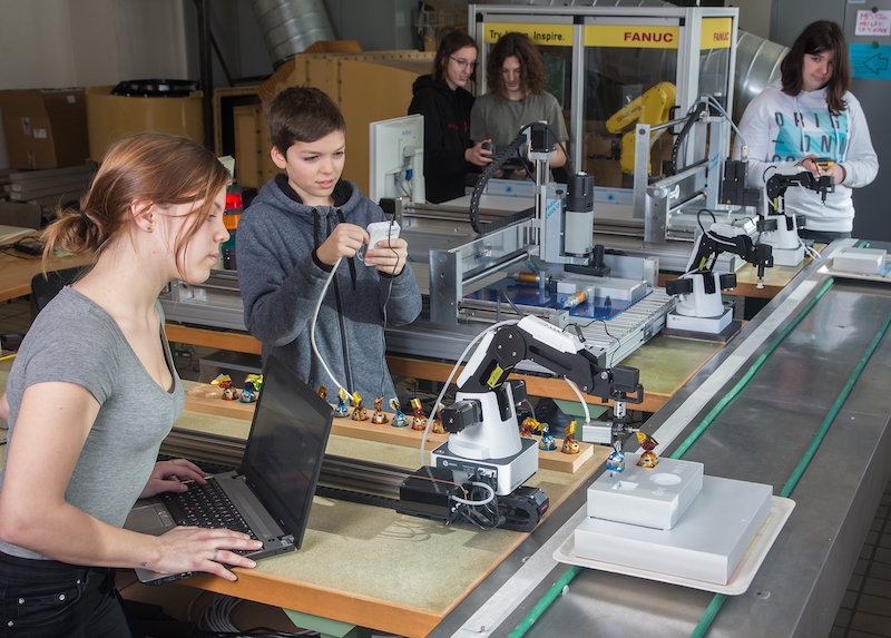 Leona (16) und Luis (14) arbeiten vorne an der Modell-Fertigungsstraße des TGM, einer echten Mini-Fabrik. Hinten werken Paula, Jakob und Carmen. (c) TGM – Hetzmannseder