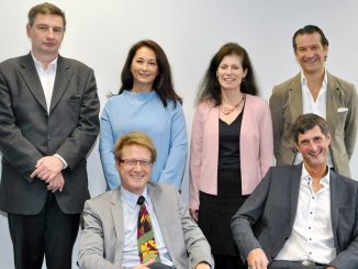 Die Teilnehmer des COMPUTERWELT Roundtables zum Thema ERP: Sitzend v. l.: Michael Schober, Dietmar Winterleitner Stehend v.l.: Alexander Prosser, Jun Iijima, Christine Wahlmüller, Oliver Krizek (c) Timeline/Rudi Handl