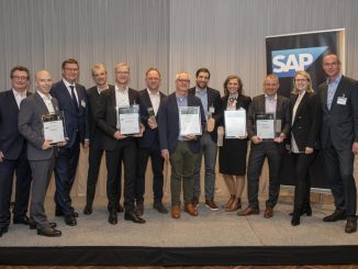 Gruppenbild aller Preisträger mit Christoph Kränkl (Geschäftsführer SAP Österreich, 3.v.l.), Sabine Pfriemer-Zenz (Vertriebsleitung für Mittelstand-Bereich SAP Österreich, 2.v.r.) und ihr Nachfolger in der Rolle Raimund Höfinger (bisher Partner Business Manager SAP Österreich, 1.v.r.).