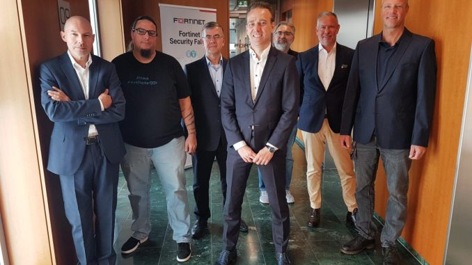 (vlnr) Franz Großmann (Schoeller Network Control), Ziggy Schauer (IBM), Bert Skaletski (Proofpoint), Gastgeber Karl Freundsberger (Fortinet), Moderator Wolfgang Franz (IT WELT.at), Michael Unterschweiger (Trend Micro) und Bernhard R. Fischer (IQSol). (c) timeline/Rudi Handl