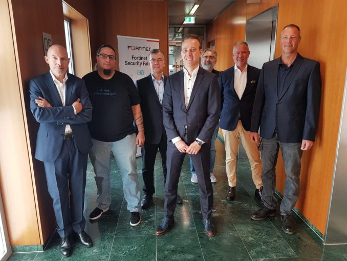 (vlnr) Franz Großmann (Schoeller Network Control), Ziggy Schauer (IBM), Bert Skaletski (Proofpoint), Gastgeber Karl Freundsberger (Fortinet), Moderator Wolfgang Franz (IT WELT.at), Michael Unterschweiger (Trend Micro) und Bernhard R. Fischer (IQSol). (c) timeline/Rudi Handl