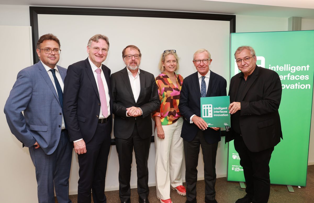 v.l.n.r.: Walter Haas (Geschäftsführer Innovation Salzburg), Univ.-Prof. Andreas Kugi (wissenschaftlicher Direktor, AIT & TU Wien), Rektor Hendrik Lehnert, Vizerektorin Nicola Hüsing (beide Universität Salzburg), Landeshauptmann Wilfried Haslauer und Univ.-Prof. Manfred Tscheligi (AIT Center for Technology Experience und Universität Salzburg) (c) Franz Neumayr