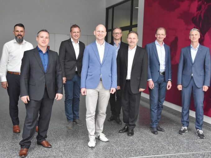 v.l.n.r: Helmut Taumberger (Zühlke), Dominic Sabaditsch (Ingram Micro), Martin Puaschitz (UBIT), Nicolai Czink (Bacher Systems), Christof Baumgartner (COMPUTERWELT), Daniel Schmutz (Trend Micro), Robert Resch (scc) und Michael Böhm (T-Systems). Thomas Huber (Nutanix) war via Video zugeschalten. (c) timeline/Rudi Handl