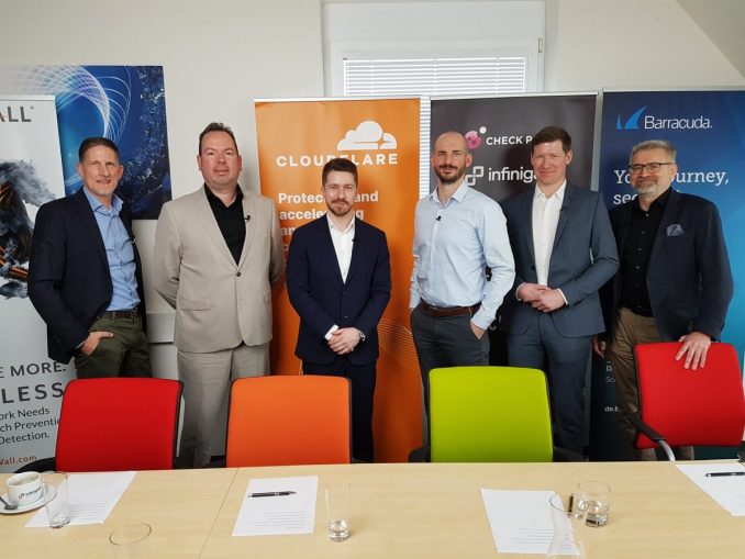 Die Teilnehmer des Roundtables (v.l.n.r.): Fabian Freundt (SonicWall), Thomas Wethmar (Skyhigh Security), Matthias Lutz (Cloudflare), Patrick Fetter (Check Point), Stefan Schachinger (Barracuda) und Wolfgang Franz (ITWelt.at). (c) timeline/Rudi Handl