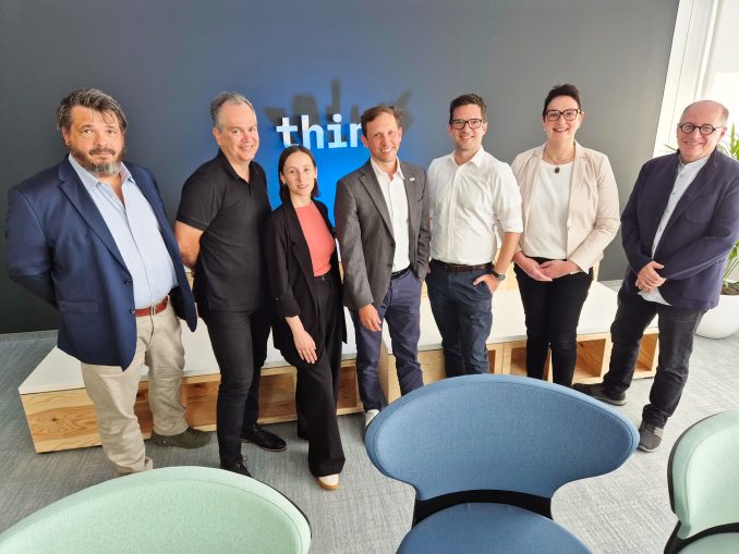 Die Teilnehmerinnen und Teilnehmer des ITWelt.at-Roundtables (von links nach rechts): Alfred Grünert (COSMO CONSULT), Alexander Penev (ByteSource), Larisa Stanescu (WienIT), Nikolaus Marek (IBM Österreich), Michael Kommenda (Tietoevry Austria), Hille Vogel (Nemo) und Klaus Lorbeer (ITWelt). (c) timeline/Rudi Handl