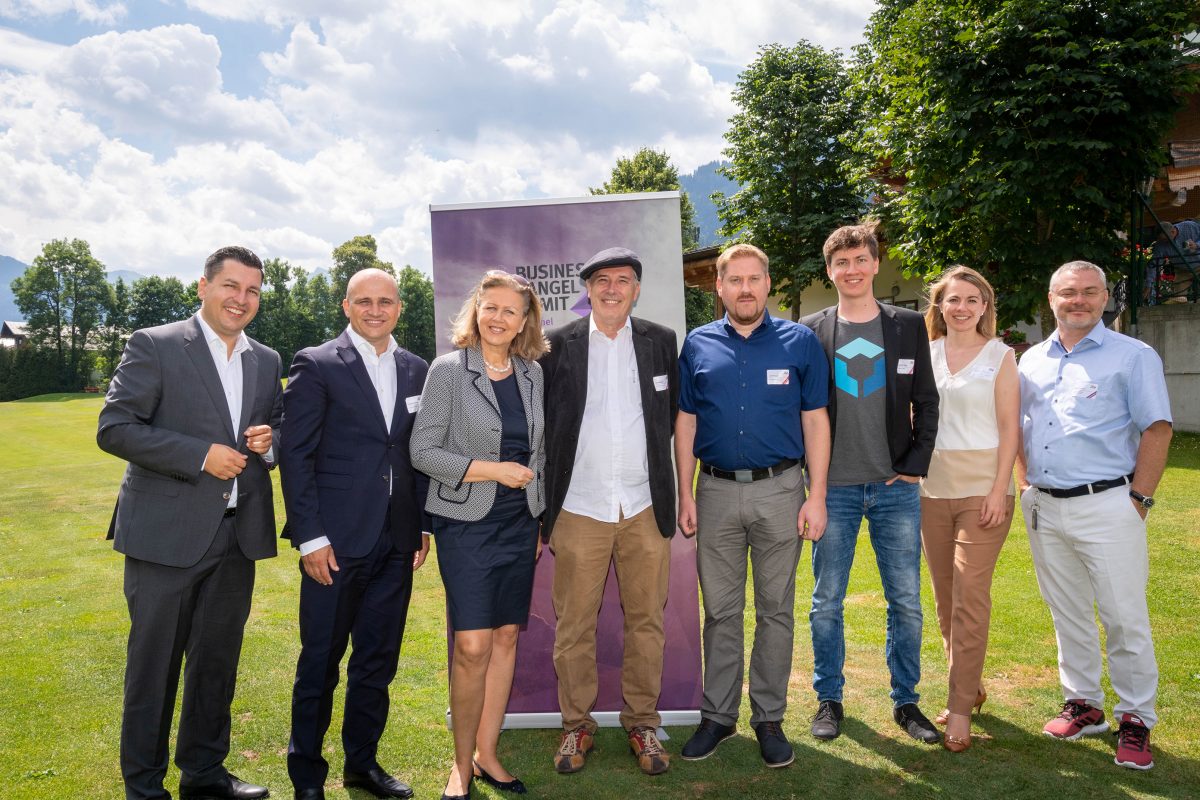 Marcus Hofer (Standortagentur Tirol), Bernhard Sagmeister (Austria Wirtschaftsservice), Landesrätin Patrizia Zoller-Frischauf (Tiroler Landesregierung), Hugo Pristauz (Bluenetics), Rainer Reiter (Bluenetics), Florian Wimmer (Blockpit), Sabine Konrad (Brandl & Talos Rechtsanwälte) und Markus Ertler (AngelMe Ventures).