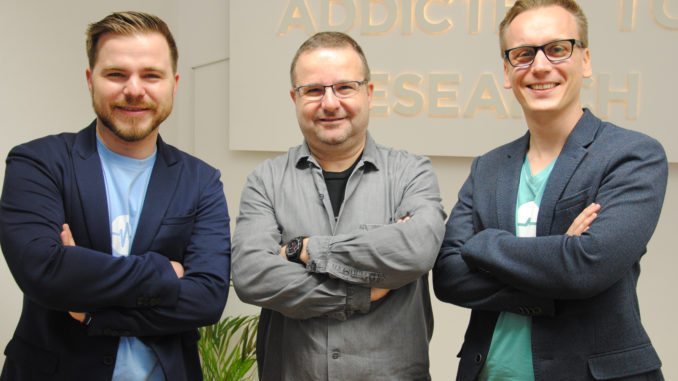 Tobias Bayer (links) und Andreas Hermann (rechts) mit ihrem Investor Wieland Alge.