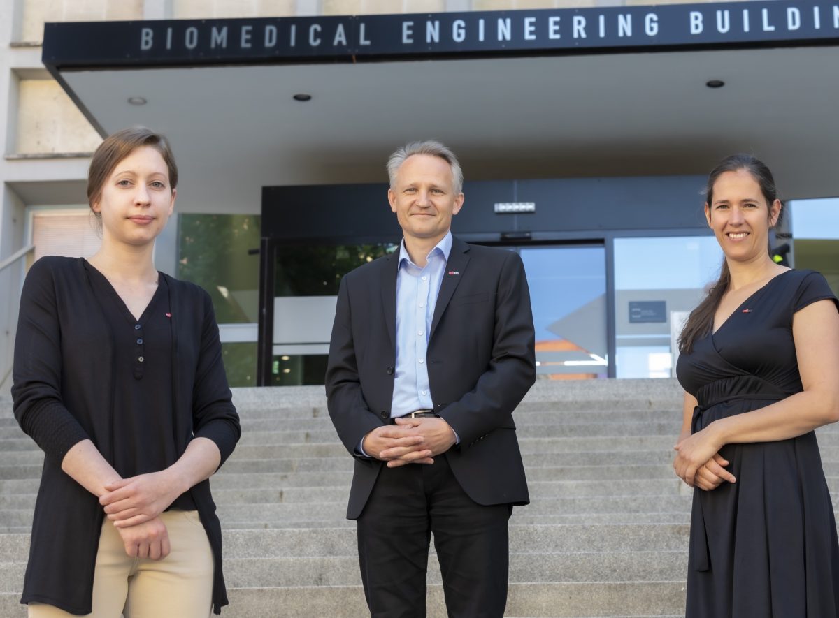 Sonja Langthaler, Christian Baumgartner und Theresa Rienmüller, alle vom Institut für Health Care Engineering der TU Graz. (c) Lunghammer – TU Graz