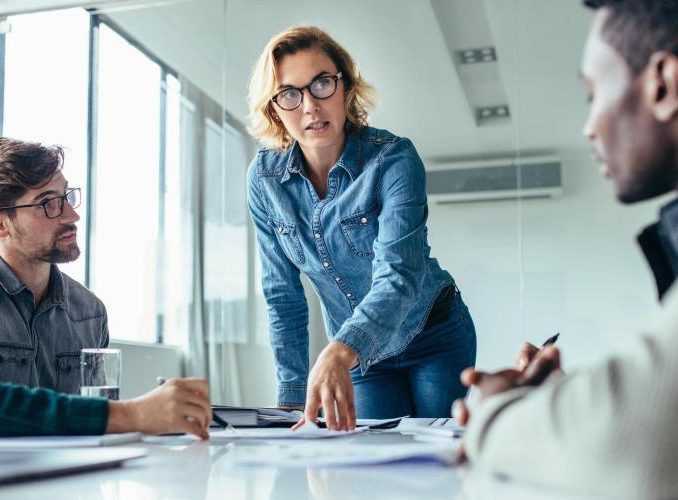 Eine Führungskraft sollte idealerweise immer nah an den Mitarbeitern sein und sich mehr als Coach denn als autoritärer Chef verstehen. (c) Jacob Lund/shutterstock.com