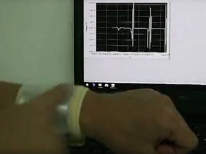 Der Computer erfasstet Hilfe des innovativen Sensor-Armbands Signale.