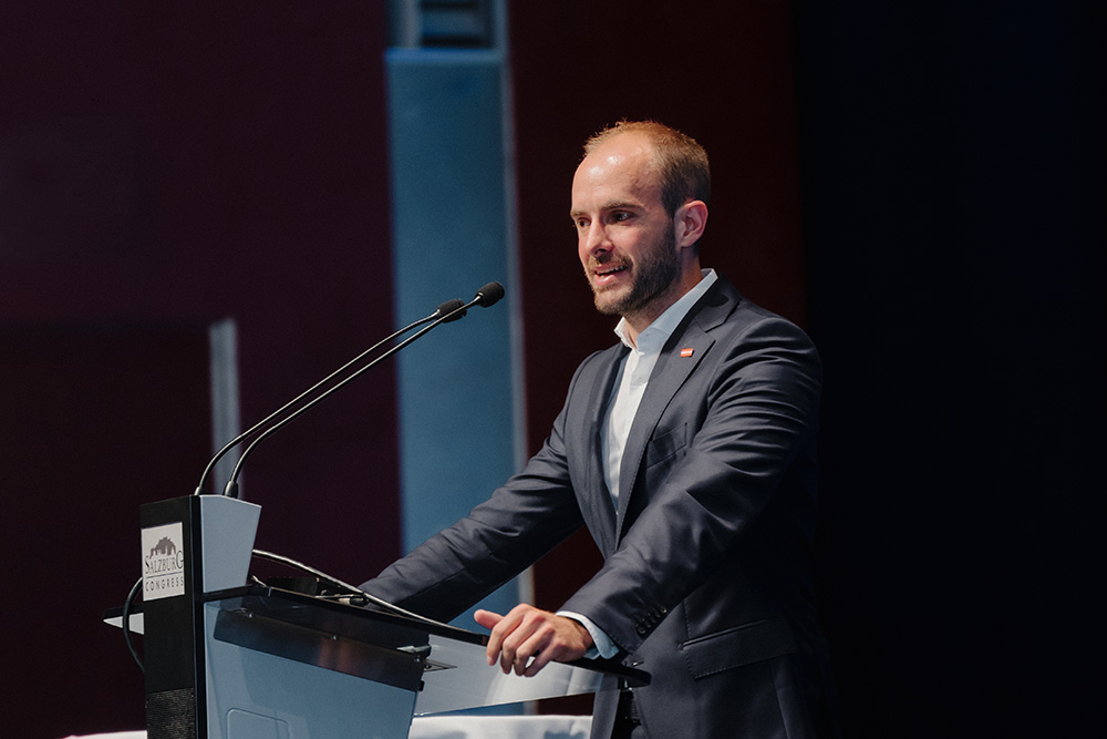 Florian Tursky, Staatssekretär für Digitalisierung und Telekommunikation, hielt die Keynote zur E-Government-Konferenz der ADV in Salzburg. (c) GurgPro