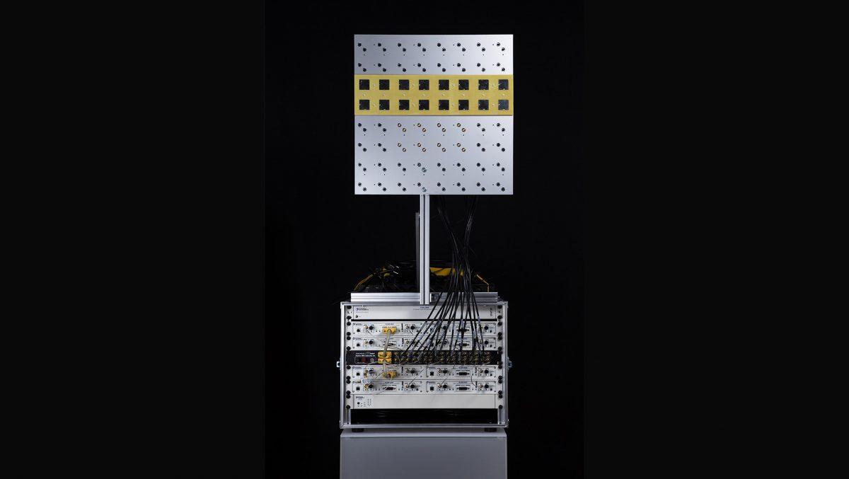 Die AIT Massive-MIMO-Basis-Station besteht aus freiprogrammierbaren Funkmodulen und einer Kalibrationseinheit. Damit können 5G-Funksysteme vermessen und ihre Eigenschaften bei hohen Geschwindigkeiten der Mobilteile erforscht werden.