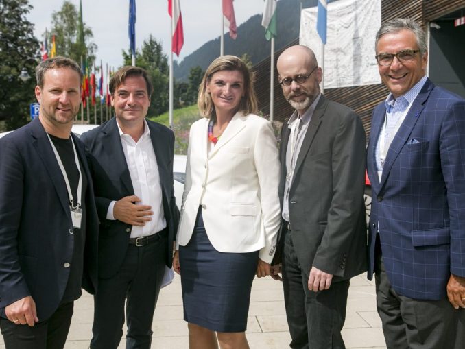 In Alpbach diskutierten (v.l.n.r.) Matthias Strolz (Portfolio-Entrepreneur, ehem. Parteichef NEOS), Rainer Nowak (Chefredakteur Die Presse), Dorothee Ritz (GM Microsoft Österreich), Bernd Carsten Stahl (Professor der De-Montfort-Uni. Leicester UK) und Andreas J. Ludwig (Vorstandsvorsitzender Umdasch Group AG).