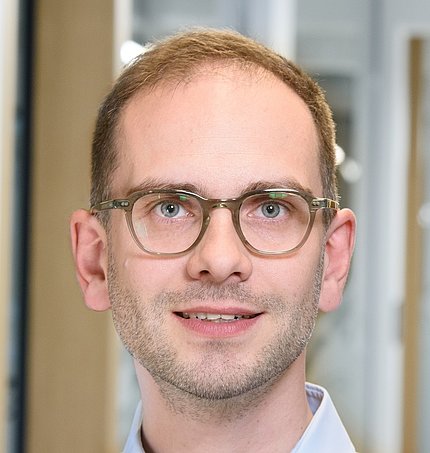 Alexander Burris, Lead Mobile Researcher bei G DATA: "Für den Benutzer eines betroffenen Smartphones bedeutet der Wurm eine sehr starke performancetechnische Einschränkung sowie extrem verkürzte Akku-Laufzeiten. Da Smartphones für eine solch dauerhafte Beanspruchung nicht ausgelegt sind, kann dies mittelfristig zu Schäden am Gerät führen." (c) G DATA