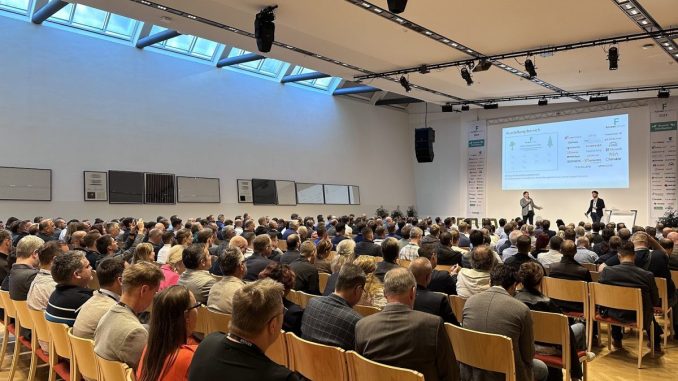 Mehr als 400 Teilnehmerinnen und Teilnehmer fanden sich in Alpbach ein. (c) Arrow