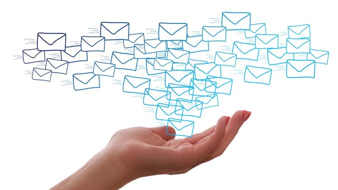 Da die meisten Email Programme bereits an einer Cloud hängen ist das seperate Speichern von Emails nebensächlich. Dank Gmail zum Beispiel können Sie von überall wo Sie einen Internetzugang haben auf Ihre Mails zugreifen. (c) Pixabay