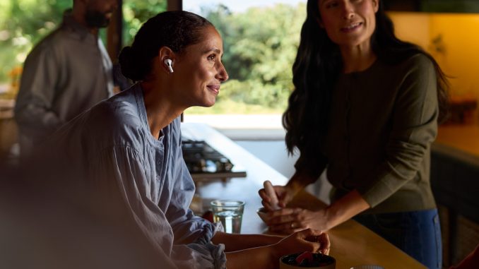 De AirPods Pro 2 können jetzt auch als Hörhilfe verwendet werden. (c) Apple