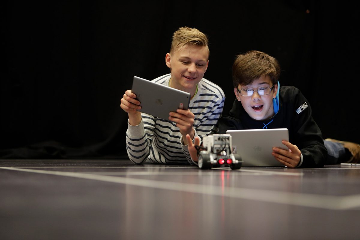 Bildungseinrichtungen und Programmierschulen werden während der EU Code Week Swift-Workshops durchführen, darunter die "Incredible Code Machine"-Challenge in der Swift Playgrounds App.