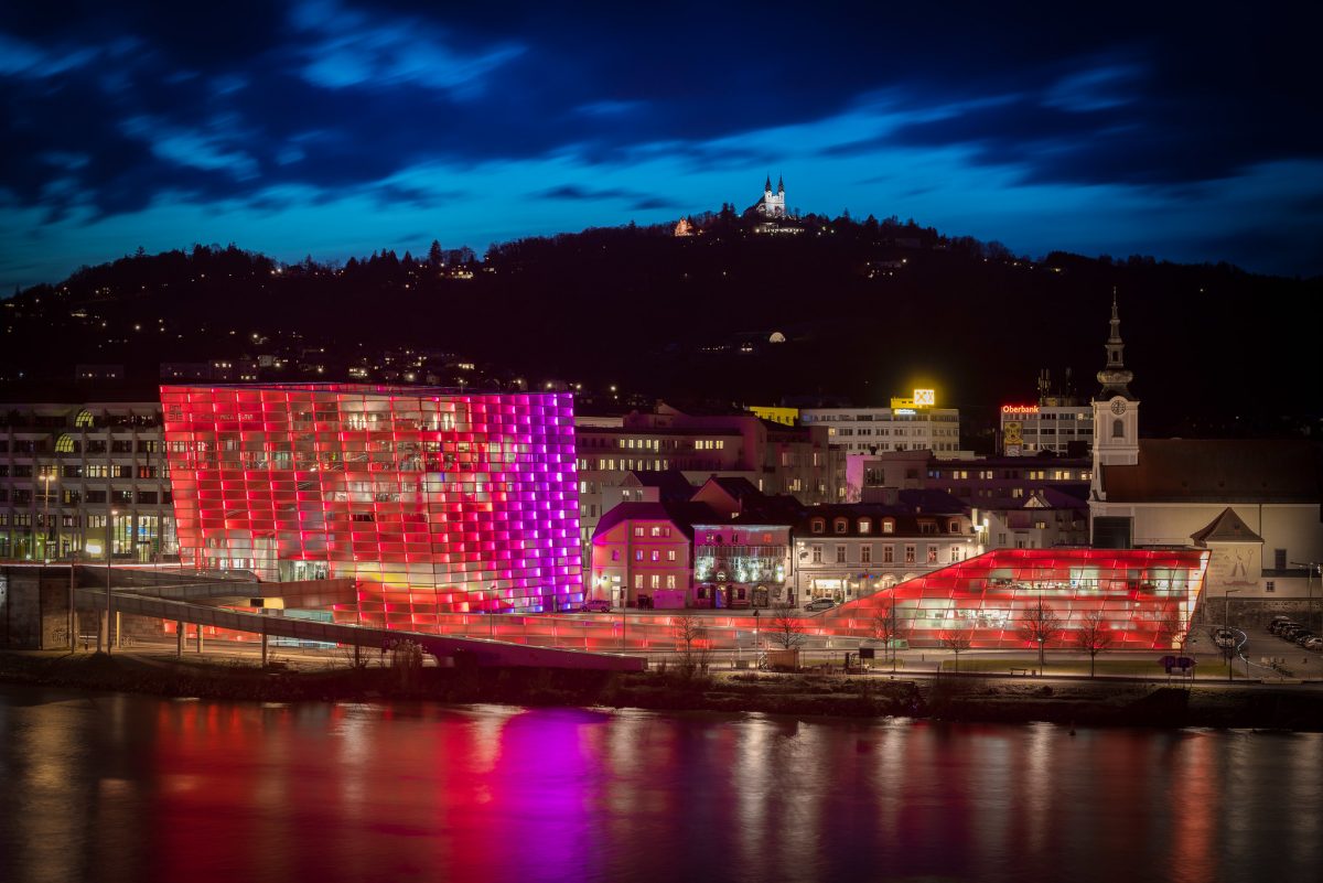 Nachtaufnahme des Ars Electronica Centers in Linz.