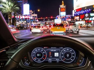 „Time-to-Green“: Der Fahrer sieht im Audi virtual cockpit oder Head-up-Display, ob er im Rahmen der erlaubten Geschwindigkeit die nächste grüne Ampel erreicht.