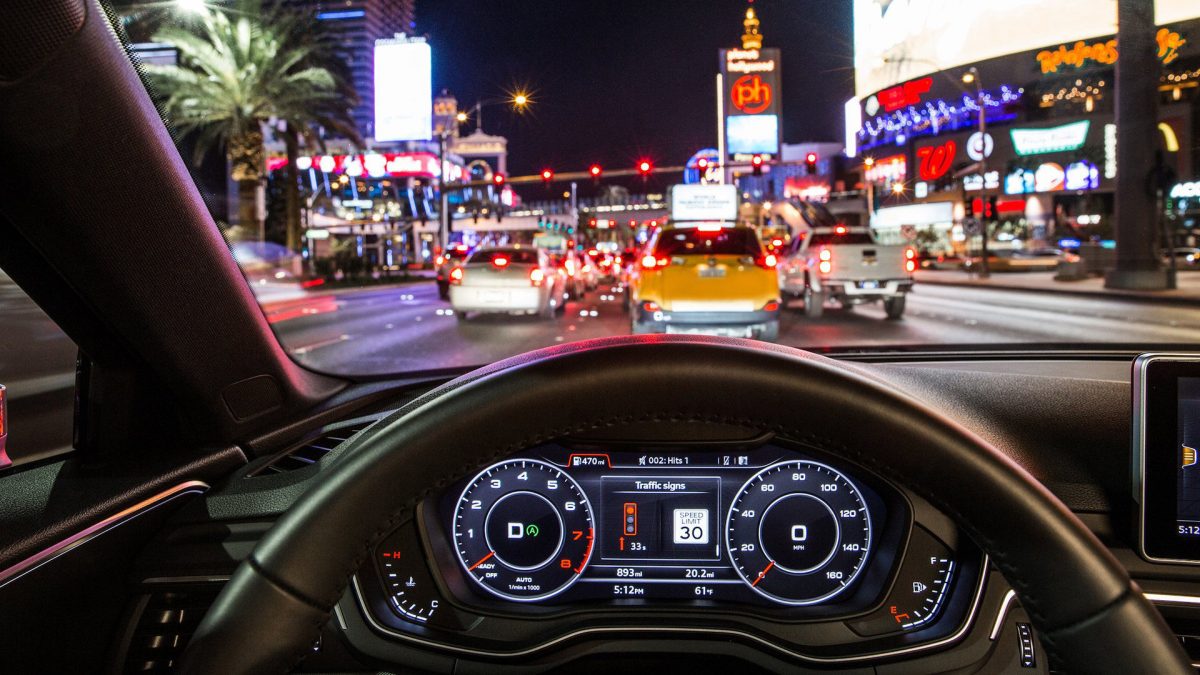 „Time-to-Green“: Der Fahrer sieht im Audi virtual cockpit oder Head-up-Display, ob er im Rahmen der erlaubten Geschwindigkeit die nächste grüne Ampel erreicht.