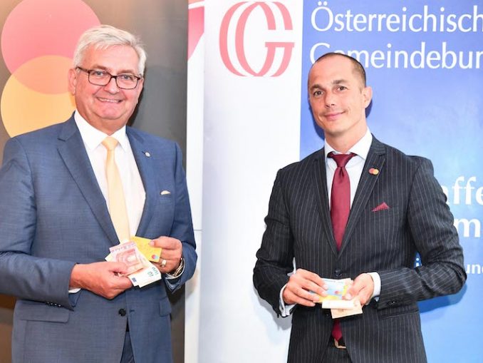 Bürgermeister Mag. Alfred Riedl (Präsident Österreichischer Gemeindebund) und Christian Rau (Country Manager Mastercard Austria) stellen den Bargeld Service für Österreichs Gemeinden vor. (c) Mastercard/ Paris Tsitsos