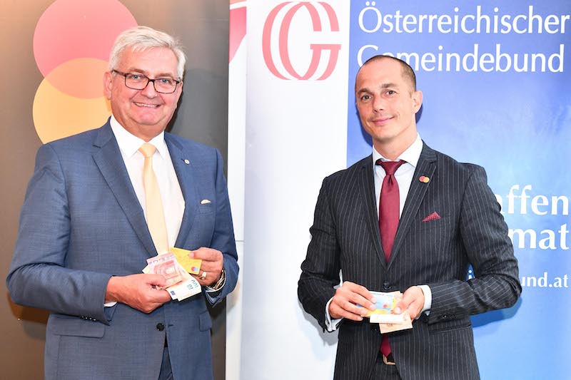 Bürgermeister Mag. Alfred Riedl (Präsident Österreichischer Gemeindebund) und Christian Rau (Country Manager Mastercard Austria) stellen den Bargeld Service für Österreichs Gemeinden vor. (c) Mastercard/ Paris Tsitsos