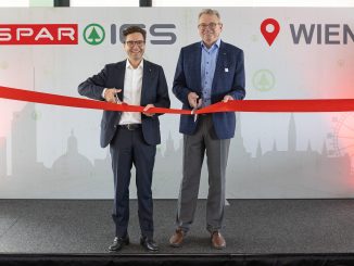 SPAR-Vorstand Markus Kaser (links) und SPAR-ICS Geschäftsführer Andreas Kranabitl freuen sich über den neuen IT-Standort in Wien. (c) SPAR / cwearegiving