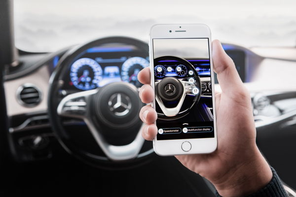 "Asl Mercedes" nutzt künstliche Intelligenz (KI) und kombiniert einen Chatbot mit Augmented-Reality-Funktionen. (c) Daimler AG