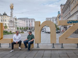 Bluesource hat einen neuen Standort in Linz. Im Bild zu sehen sind CEO Roland Sprengseis (li.) und COO Christian Neudorfer (c) bluesource - mobile solutions gmbh