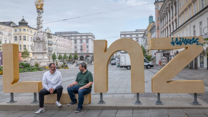 Bluesource hat einen neuen Standort in Linz. Im Bild zu sehen sind CEO Roland Sprengseis (li.) und COO Christian Neudorfer (c) bluesource - mobile solutions gmbh