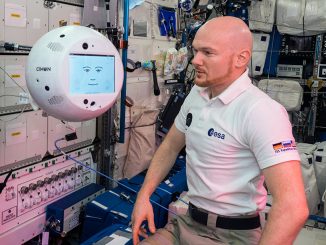 CIMON und der deutsche Astronaut Alexander Gerst.