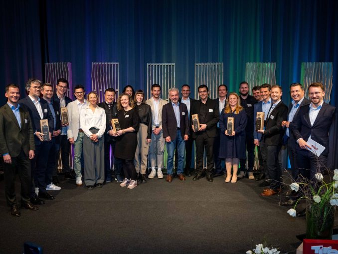 Die diesjährigen Cluster-Award-Gewinner und -Gewinnerinnen der Standortagentur Tirol am Innovationstag 2024. (c) Standortagentur Tirol