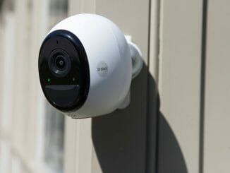 Eine Kamera des mydlink Pro-Wire-Free-Camera-Kits von D-Link im Outdoor-Einsatz.