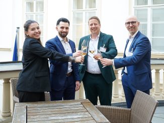 v.l.n.r. Stephanie Wagner (Marketing Communications Specialist, DSwiss), Markus Gorgis (Account Executive, DSwiss), Markus Stangl (Head of Sales & Key Account Management, A-Trust) und Wolfgang Cech (Head of Global Sales & Partnerships, A-Trust) stoßen auf die Partnerschaft an. (c) Lichtblick/Sabine Klimpt