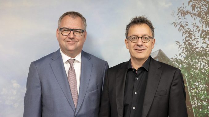 Dipl.-Ing. Helmut Fallman, CEO der Fabasoft AG, mit Dr. Pascal Habegger, CEO der 4teamwork AG (c) Fabasoft