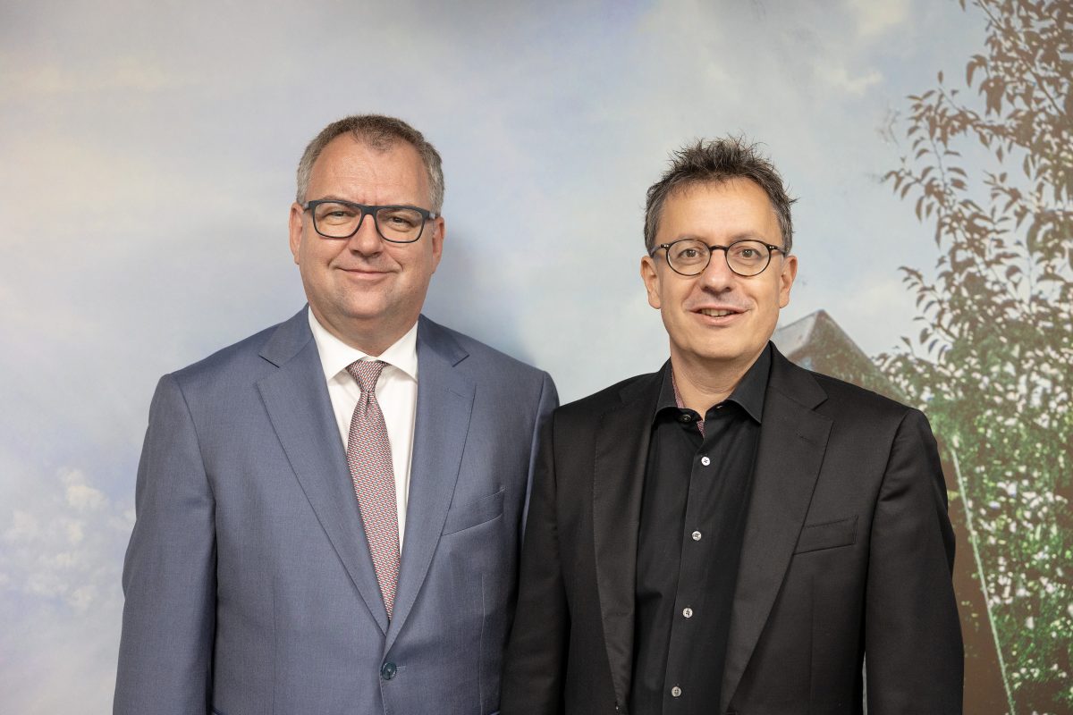 Dipl.-Ing. Helmut Fallman, CEO der Fabasoft AG, mit Dr. Pascal Habegger, CEO der 4teamwork AG (c) Fabasoft