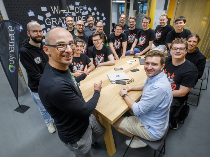 Dynatrace-Gründer und -CTO Bernd Greifeneder (stehend, 2.v.l.) gratuliert dem Team der KuK Hofhackerei zum Erfolg beim Cybersecurity-Wettbewerb DEFCON Capture the Flag Contest (DEFCON CTF), der inoffiziellen Hacking-WM in Las Vegas. (c) Wakolbinger