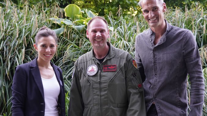 Präsentiert wurde die Studie am 25. April 2019 im Rahmen des Vortrags „Das TOP GUN Prinzip“, bei dem der ehemalige Jetpilot Christian Rode erzählte, warum Fehler in der Welt eines echten TOP GUNs keinen Platz finden. V.l.n.r.: Lisa Eberhardsteiner (Sales & Marketing), Christian Rode (Kampfpilot), Thomas Schwabl (Geschäftsführer von Marketagent.com).