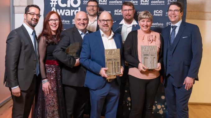 Das Siegerfoto des heurigen CIO Awards (von links nach rechts): Ali Aram (Partner Technology und Insurance bei EY), Barbara Klinka-Ghezzo (geschäftsführende Gesellschafterin von Confare), Harald Fürlinger (Leiter IT und Digitalisierung bei Weinbergmaier), Gunther Reimoser (Country Managing Partner bei EY), Thomas Zapf (Director Digital, Information Security, IT and Telecom der Verbund AG), Alexander Hochmeier (Vice President Information Technology und Security der FACC AG), Susanne Tischmann (Leiterin Technologie beim ÖAMTC) und Michael Ghezzo (Geschäftsführer und Gründer von Confare). (c) Confare